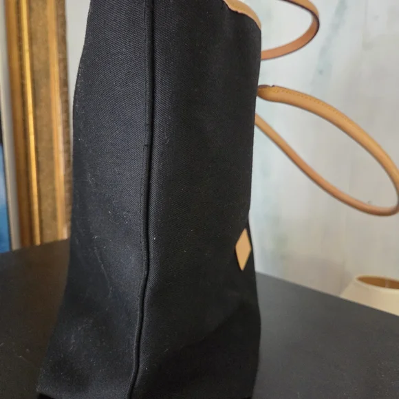 Elegant Black and Tan Tote Bag - Picture 12 of 16